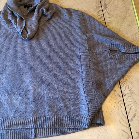 The Limited Armed Poncho Size Large - Picture 2 of 8